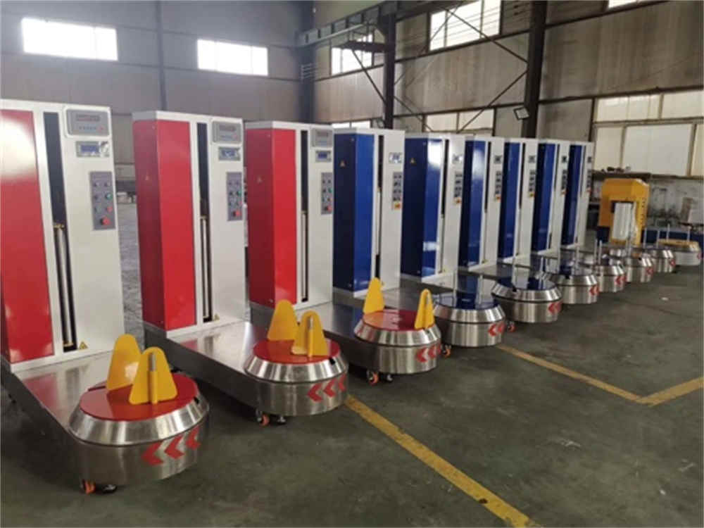 Aeroporto usando máquinas embaladoras de sacolas