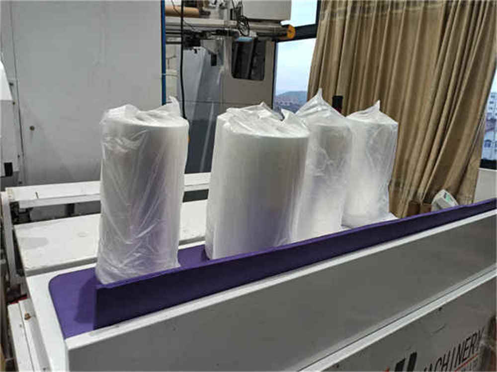 Máquina de embalagem de paletes usa filme de embalagem