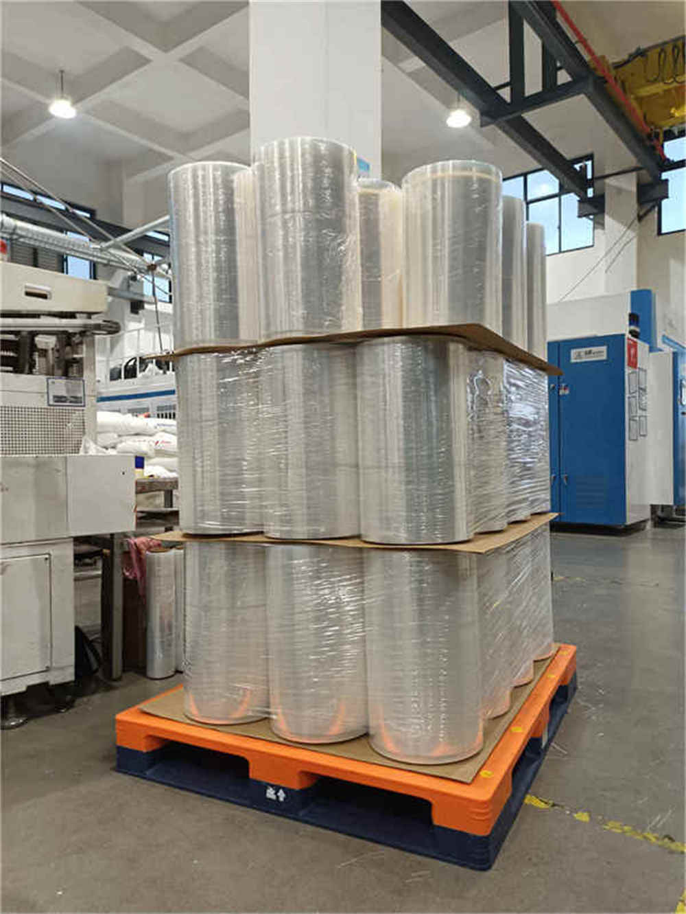 Máquina de embalagem de paletes usa filme de embalagem