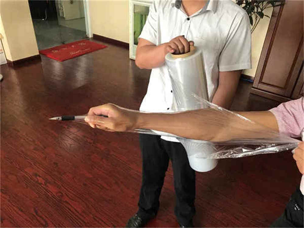 Máquina de embalagem de paletes usa filme de embalagem