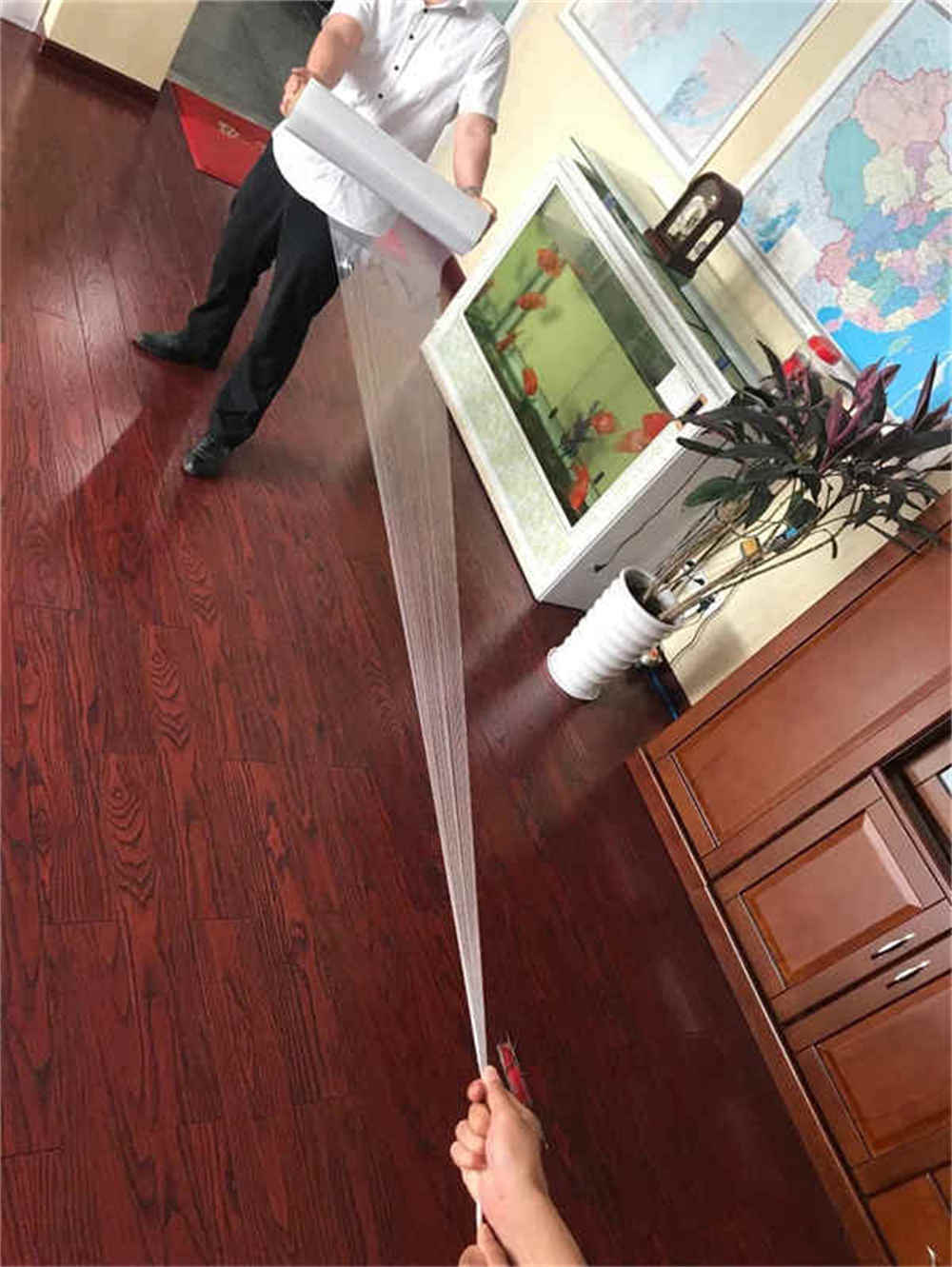 Máquina de embalagem de paletes usa filme de embalagem