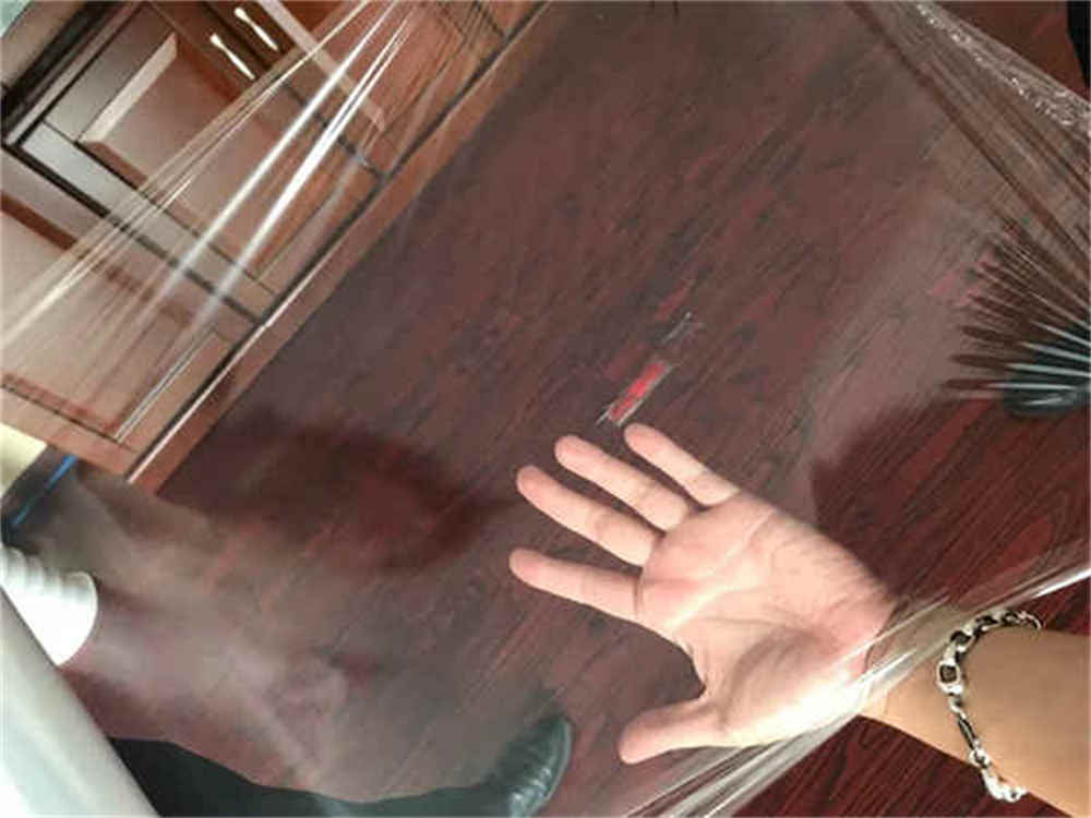 Máquina de embalagem de paletes usa filme de embalagem