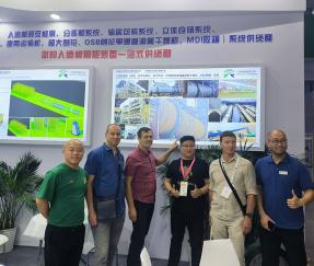 Clientes do Paquistão discutindo sistema automático de classificação e armazenamento de embalagens para placas sintéticas