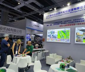 Clientes da Rússia discutindo a tecnologia e os negócios da linha de embalagem automática para a indústria de placas sintéticas em exposição de marcenaria