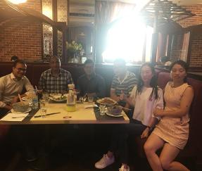 Oficial do governo de Bangladesh examinando mercadorias para máquina de bagagem