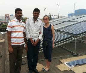 Clientes da Índia, ajudando na compra de produtos Solor