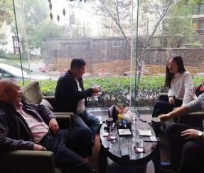 Clientes de Cingapura assinam o acordo para o pedido de 10 conjuntos de embalagem automática de mesa giratória com dispensador superior para ovelhas