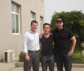 Clientes da Austrália pela assinatura do acordo para o pedido de máquina embaladora de 50 conjuntos