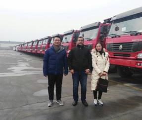 Clientes de Bangladesh visitaram nossa fábrica para assinar o acordo sobre o pedido de 25 conjuntos de caminhões basculantes