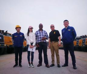 Clientes do Zimbábue, ajudando o cliente a assinar o acordo sobre o pedido de máquinas de construção de um lote em 2018