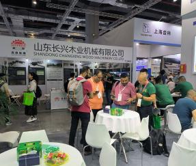 Clientes do Paquistão discutindo sistema automático de classificação e armazenamento de embalagens para placas sintéticas