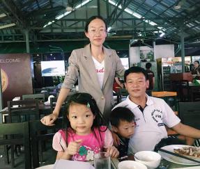 Visitando cliente do Laos para novos projetos de embalagem extensível de braço rotativo automático