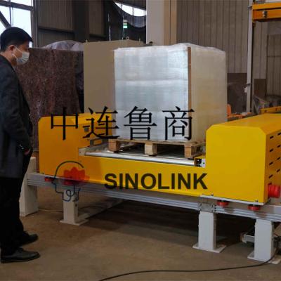 O engenheiro do cliente está examinando a máquina