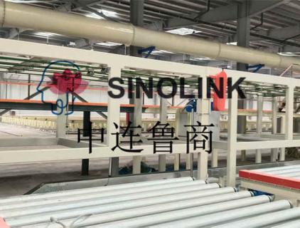 Sistema automático de transporte e classificação de placa sintética