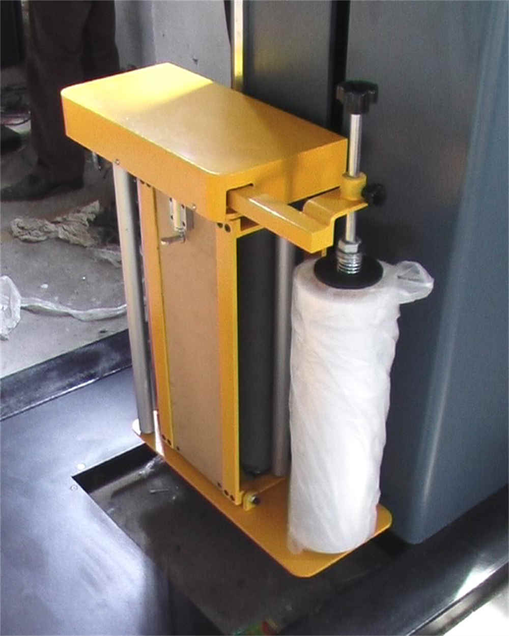 Especificação técnica: Especificação do item Tamanho da plataforma giratória D=1650mm, H=78mm Tamanho da embalagem 500-1200mm (L) *500-1200mm (L) Altura da embalagem Máx. 2400mm (1800/2800mm disponível) Carga da plataforma giratória Máx. 1.5kw Velocidade da plataforma giratória 0-14RPM (ajustável, início e parada suaves) Tensão da fonte de alimentação Monofásico 220V Material da embalagem Película estirável LLDPE Desempenho principal: Sistema de controle: 1. Máquina integrada da unidade de controle do programa; 2.Wrapping camadas e tempos podem ser definidos; 3. Interruptor fotoelétrico, detectando automaticamente a altura das mercadorias; função de envolvimento 4.Reinforced, que pode proteger certas partes especialmente; função de configuração de tempo 5.Overtop. Condução da plataforma giratória: 1.Velocidade de convenção de frequência da plataforma giratória: 0-12rpm; 2. A plataforma giratória é acionada por corrente, com posicionamento preciso; 3.Turntable pode reset automático; 4. Slot de empilhadeira na parte inferior da plataforma giratória. Sistema de transporte de filme: 1. Drive por carro pré-estiramento, taxa de estiramento de até 250%, design de corrente dupla, estável e confiável. 2. O motor AC estica o filme e o conversor de frequência ajusta a tensão; 3. Mover para cima ou para baixo do carro do filme e a velocidade do filme podem ser ajustados separadamente; 4.As camadas de embalagem superior e inferior são controladas separadamente. 5.Mecanismo servo do sistema de filme, que pode ser puxado uma vez. Technical Specification: Item Specification Turntable size D=1650mm, H=78mm Wrapping size 500-1200mm (L) *500-1200mm (W) Packaging height Max.2400mm (1800/2800mm available) Turntable loading Max.2000kgs Machine weight 800kgs Machine power 1.5kw Turntable speed 0-14RPM (adjustable, soft start & stop) Power supply voltage Single-phase 220V Packing material LLDPE stretch film Main performance: Control system: 1.Program control unit integrated machine; 2.Wrapping layers and times can be set; 3.Photoelectric switch, automatically sensing the height of goods; 4.Reinforced wrapping function, which can protect certain parts specially; 5.Overtop time setting function. Turntable driving: 1.Turntable frequency convension speed: 0-12rpm; 2.Turntable is driven by chain, with accurate positioning; 3.Turntable can automatic reset ; 4.Forklift slot at the bottom of turntable. Film carriage system: 1.Drive by pre-stretch carriage, stretch ratio up to 250%, double chain design, stable and reliable. 2.The AC motor stretch the film, and the frequency converter adjusts the tension; 3.Moving up or moving down of film carriage and the speed of film speeding can be adjusted separately; 4.Top and bottom wrapping layers is controlled separately. 5.Servo mechanism of film system, which can be pulled once.