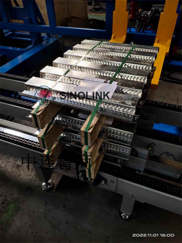 Telha de aço colorida tipo clipe automático (placa de perfil) Materiais de construção Sistema de cintas de blocos de madeira Automatic Clip Type Color Steel Tile (Profile Plate) Building Materials Wooden Blocks Strapping System