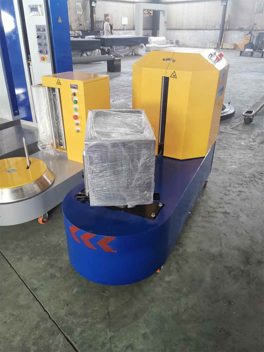 Aeroporto usando máquinas embaladoras de sacolas Airport Using Bag Wrapper Machines