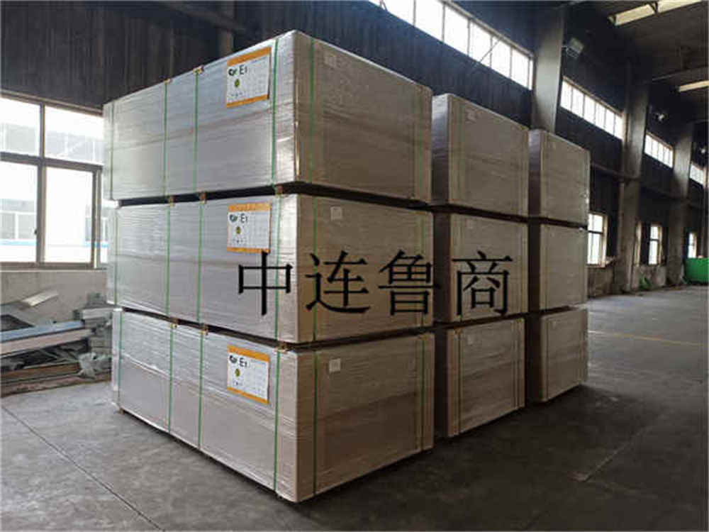 Sistema de embalagem inteligente para tábuas de madeira feitas pelo homem Sistema de embalagem inteligente para tábuas de madeira feitas pelo homem