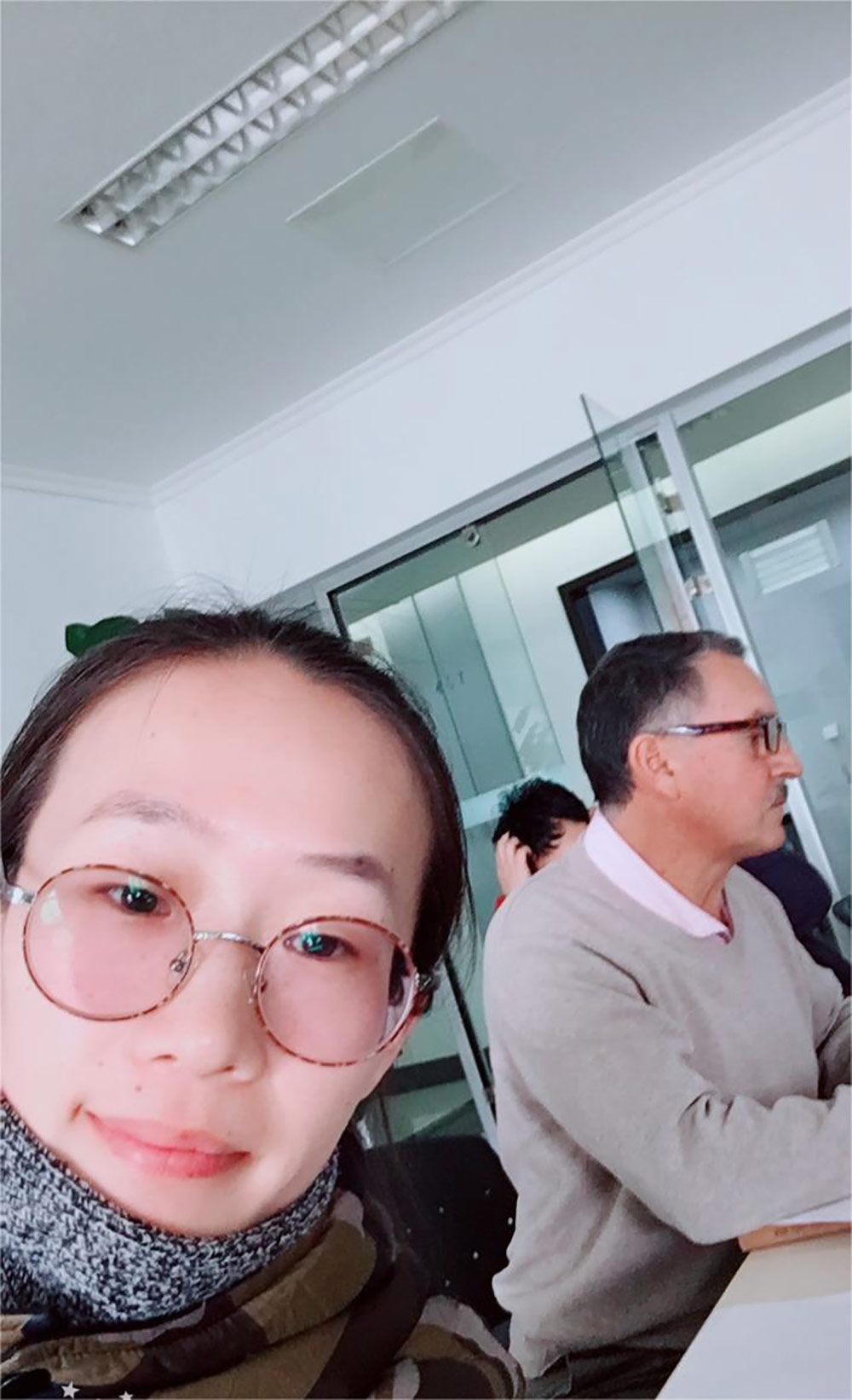 Clientes do Equador pela assinatura do acordo para a encomenda do projeto de sistema automático de empilhamento, empacotamento, enrolamento e embalagem com proteção de cantos Clients From Ecuador For Signing The Agreement On The Order Of Project Of Automatic Stacking, Bundling, Winding and Corner Protection Packaging System