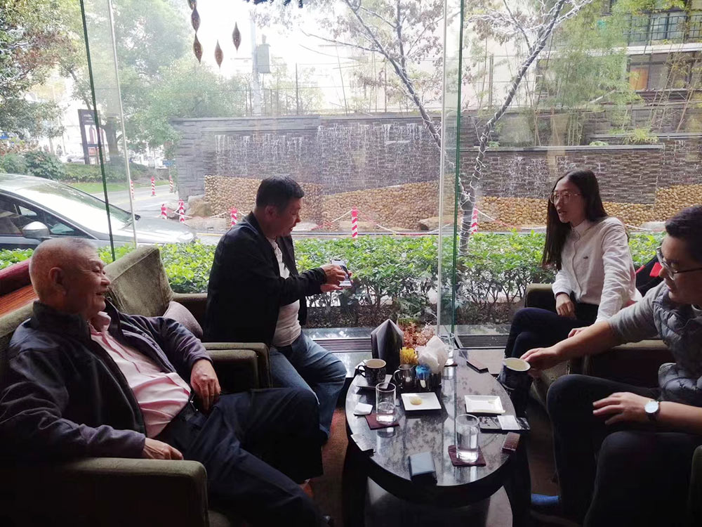 Clientes de Cingapura assinam o acordo para o pedido de 10 conjuntos de embalagem automática de mesa giratória com dispensador superior para ovelhas Clients From Singapore For Signing The Agreement On The Order Of 10sets Automatic Turntable Wrapper With Top Sheep Dispenser