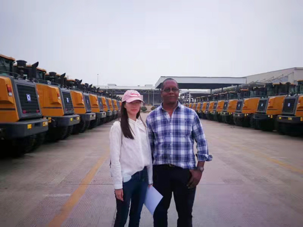 Clientes do Zimbábue, ajudando o cliente a assinar o acordo sobre o pedido de máquinas de construção de um lote em 2018 Clients from Zimbabwe,Helping Customer signing the agreement on the order of One Batch Construction Machines In 2018