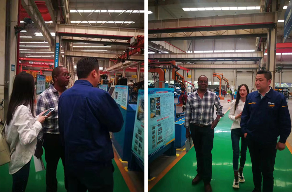 Clientes do Zimbábue, ajudando o cliente a assinar o acordo sobre o pedido de máquinas de construção de um lote em 2018 Clients from Zimbabwe,Helping Customer signing the agreement on the order of One Batch Construction Machines In 2018