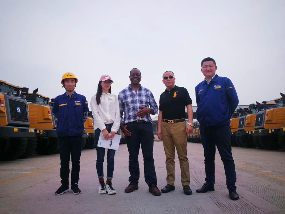 Clientes do Zimbábue, ajudando o cliente a assinar o acordo sobre o pedido de máquinas de construção de um lote em 2018 Clients from Zimbabwe,Helping Customer signing the agreement on the order of One Batch Construction Machines In 2018