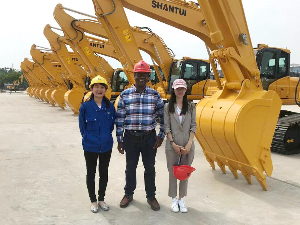 Clientes do Zimbábue, ajudando o cliente a assinar o acordo sobre o pedido de máquinas de construção de um lote em 2018 Clients from Zimbabwe,Helping Customer signing the agreement on the order of One Batch Construction Machines In 2018