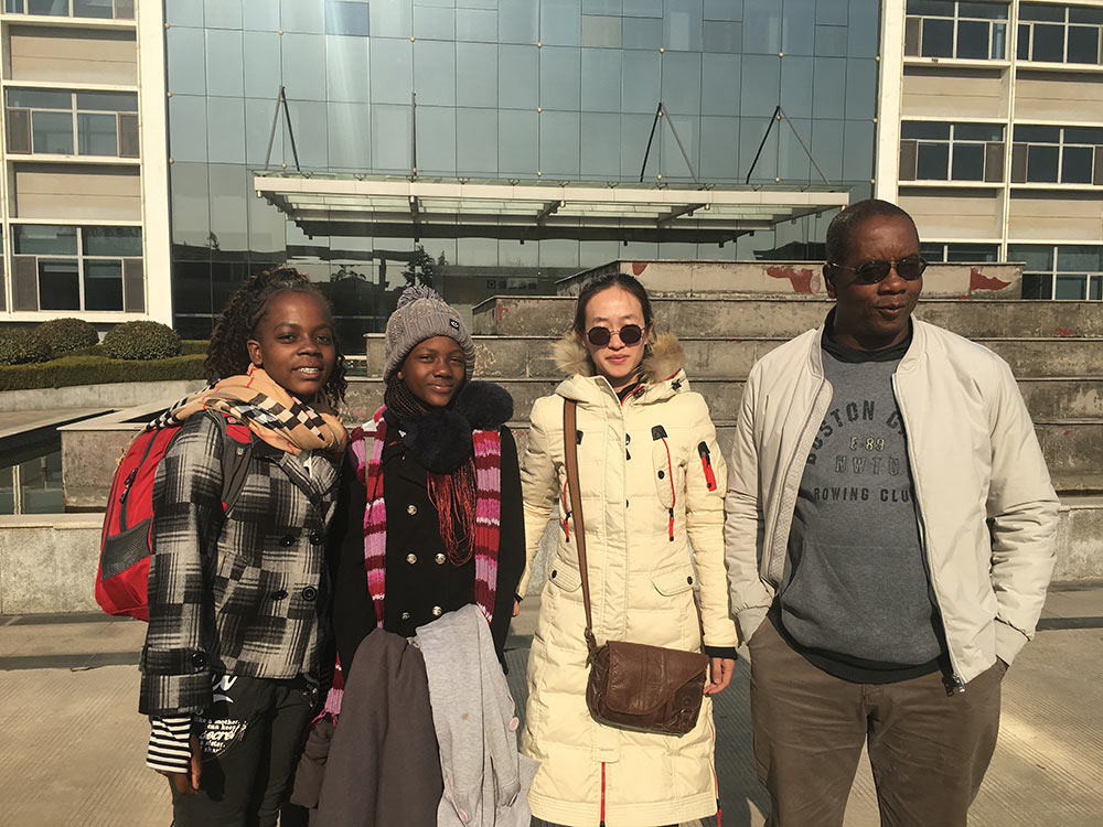 Clientes do Zimbábue, ajudando o cliente a assinar o acordo sobre o pedido de máquinas de construção de um lote em 2018 Clients from Zimbabwe,Helping Customer signing the agreement on the order of One Batch Construction Machines In 2018