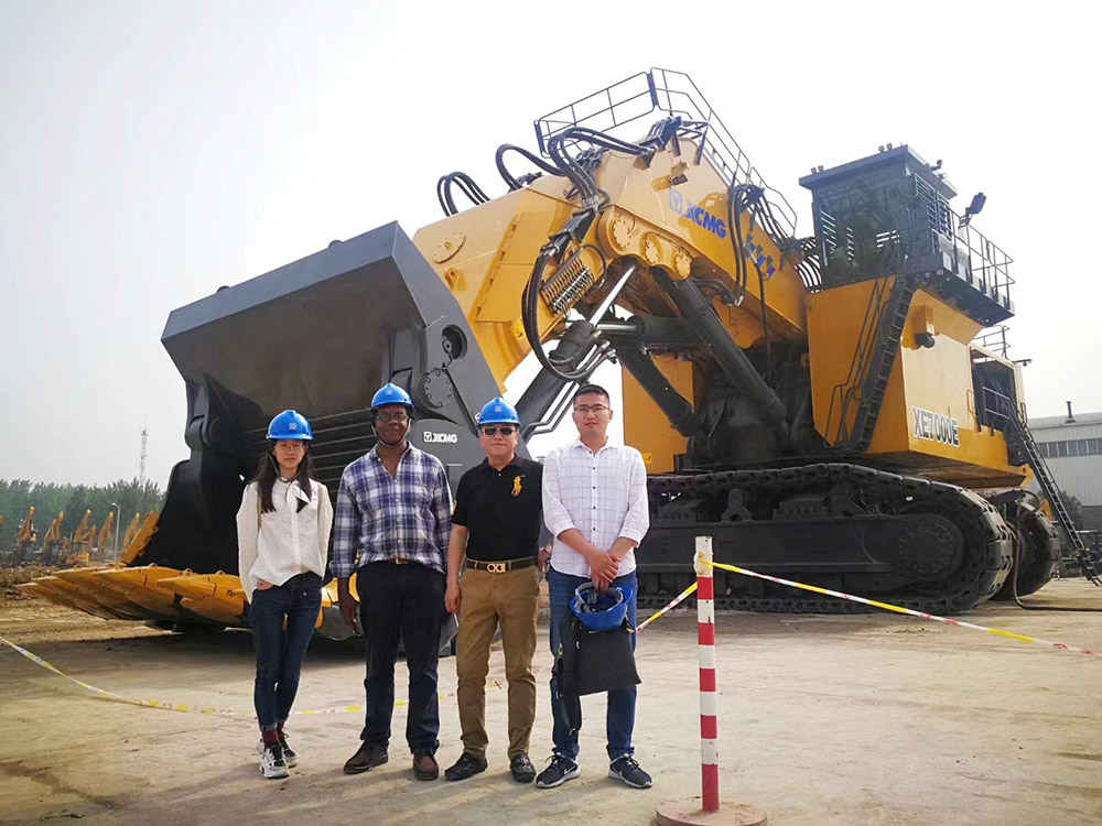 Clientes do Zimbábue, ajudando o cliente a assinar o acordo sobre o pedido de máquinas de construção de um lote em 2018 Clients from Zimbabwe,Helping Customer signing the agreement on the order of One Batch Construction Machines In 2018