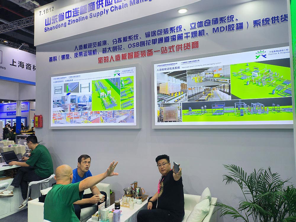 Clientes da Rússia discutindo a tecnologia e os negócios da linha de embalagem automática para a indústria de placas sintéticas em exposição de marcenaria