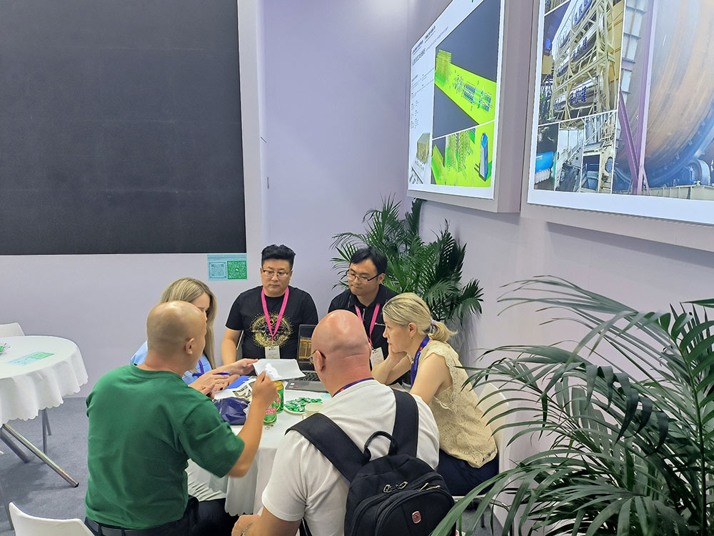 Clientes da Rússia discutindo a tecnologia e os negócios da linha de embalagem automática para a indústria de placas sintéticas em exposição de marcenaria