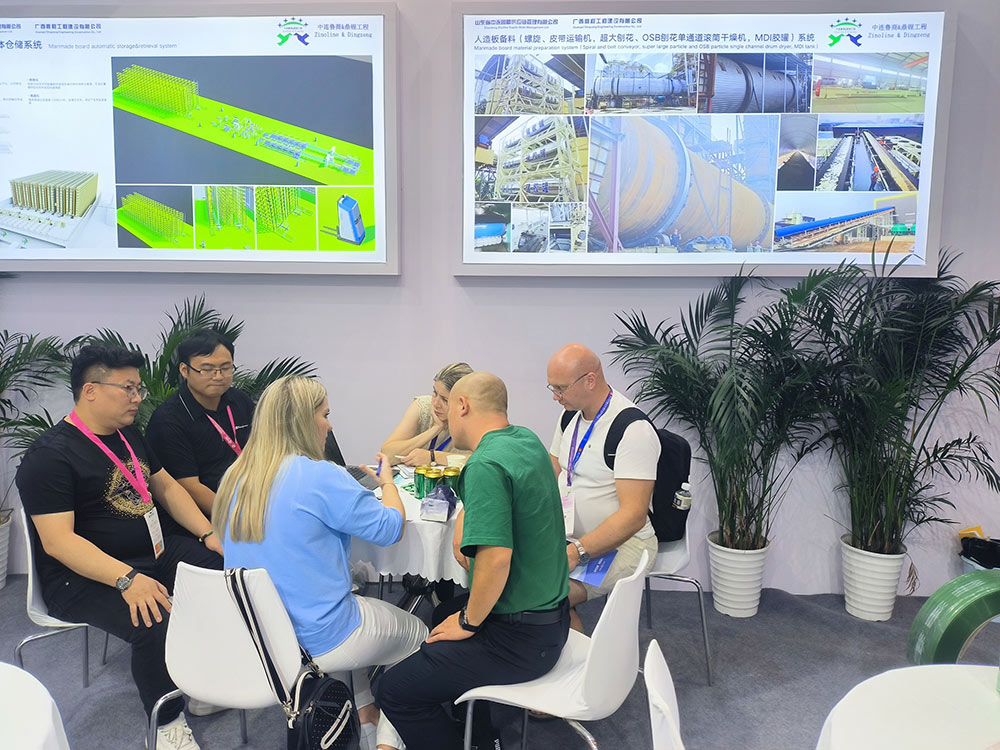 Clientes da Rússia discutindo a tecnologia e os negócios da linha de embalagem automática para a indústria de placas sintéticas em exposição de marcenaria