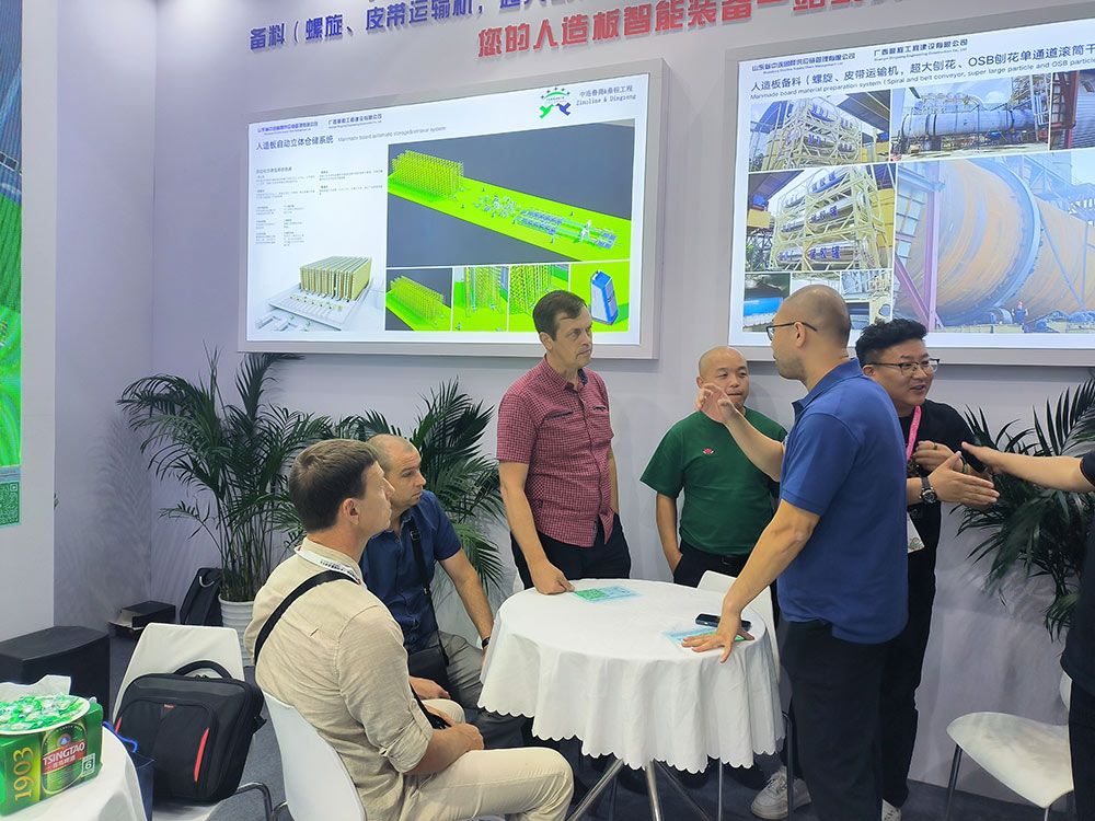 Clientes da Rússia discutindo a tecnologia e os negócios da linha de embalagem automática para a indústria de placas sintéticas em exposição de marcenaria Russia Clients Discussing The Technology And Business Of Automatic Packaging Line For Manmade Board Industry In Woodworking Exhibition